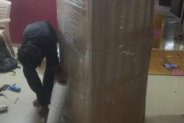 packers and movers working img